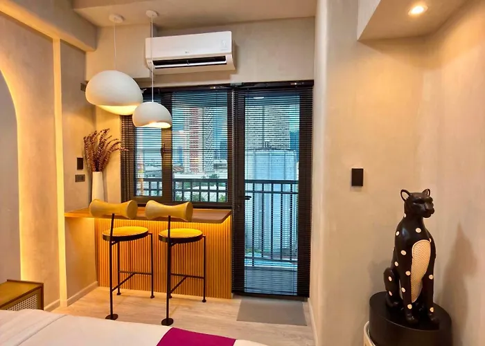 Apartahotel Modern End Unit In Edsa Mandaluyong